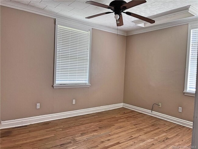 Photo - 215 W Claude St