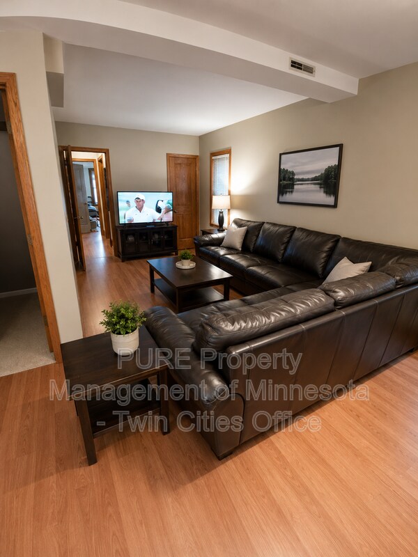 Photo - 2029 Wellesley Ave