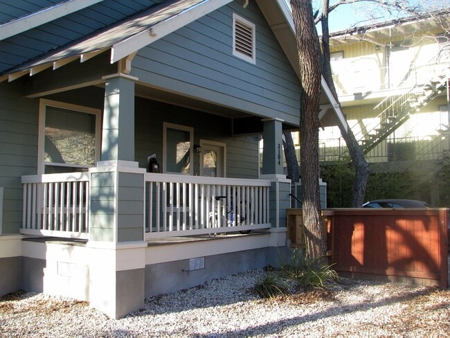 Building Photo - UT PRE LEASE: Remodeled North Campus Bunga... Rental