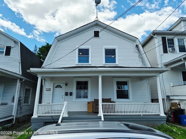 Building Photo - 215 Taft St Unit 2