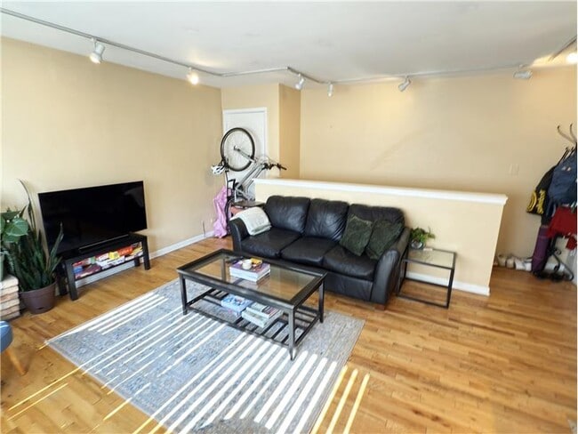 Photo - 715 W Diversey Pkwy Unit 5