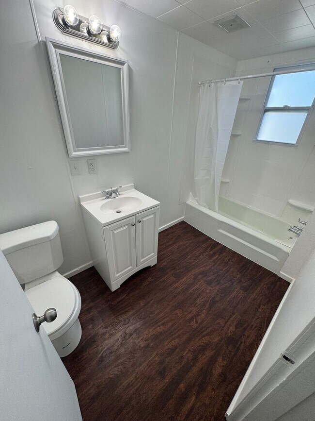 Photo - Spacious 4-Bed 2-Bath House!!