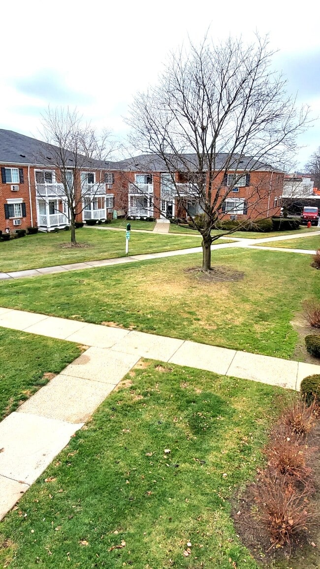 Photo - 2445 Torquay Ave Unit 211