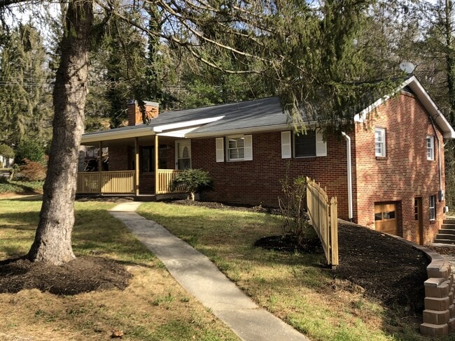 Photo - Convenient South Location!  3 Bedrooms / 2 Bathrooms