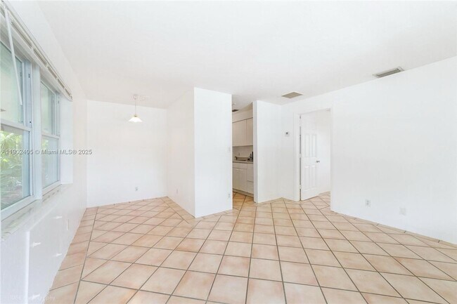 Photo - Charming 1 bed 1 bath in Victoria Park! Unidad 7