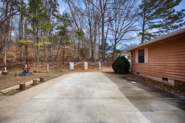 Photo - Spacious & Charming in Scottsboro!