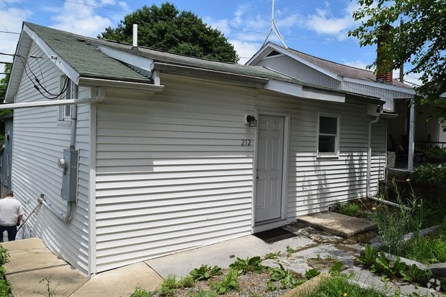 Building Photo - 212 E Pike St Rental