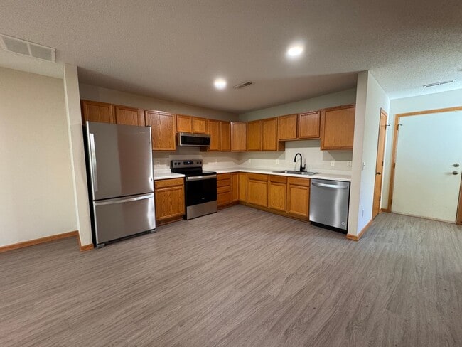 Building Photo - Fully Updated 2 Bed, 1 Bath End-Unit Townhome
