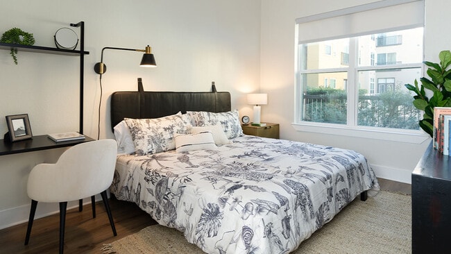Amplio dormitorio tipo apartamento con pisos estilo madera.