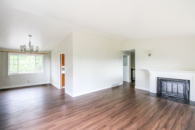 Photo - 970 Cascade Dr NW