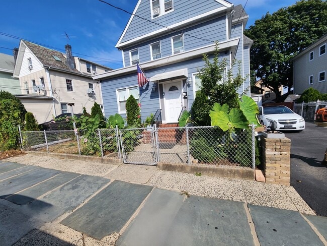 Building Photo - 123 N 7th Ave Unit Studio