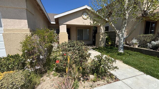 Building Photo - Stunning Home in Valle Vista!