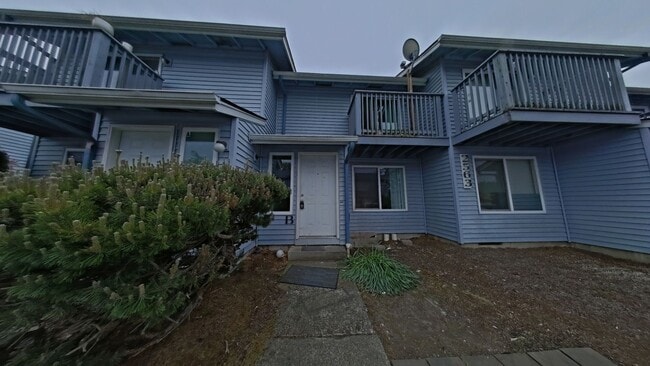 Building Photo - 2 Bed Townhouse Near Downtown with Assigned Parking Unit 2563 SW Pickford #B