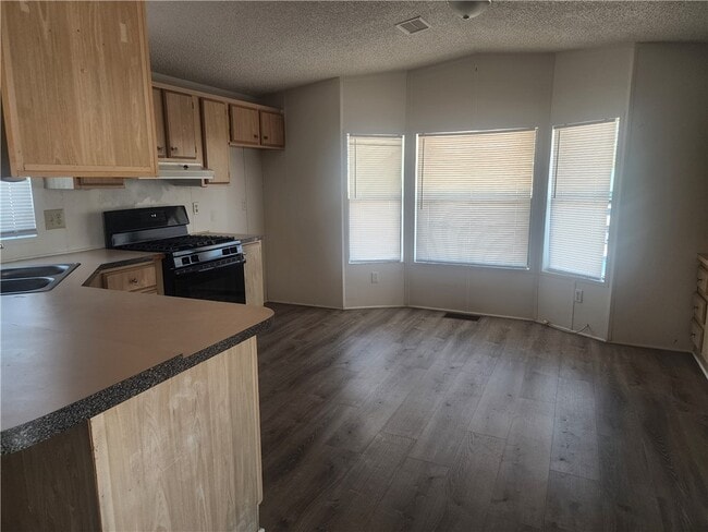 Photo - 691 Church St