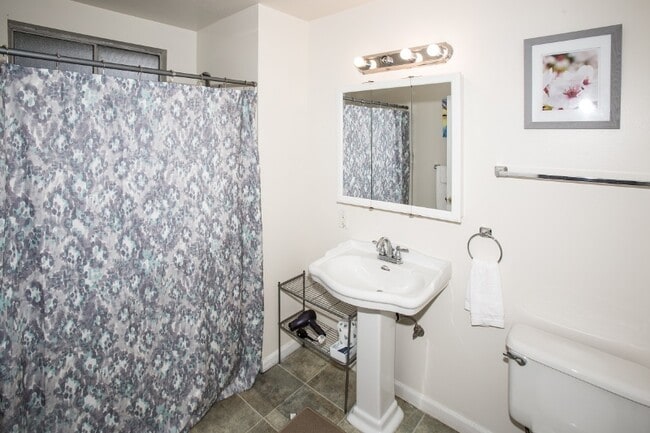 Photo - 1901 N 80th St