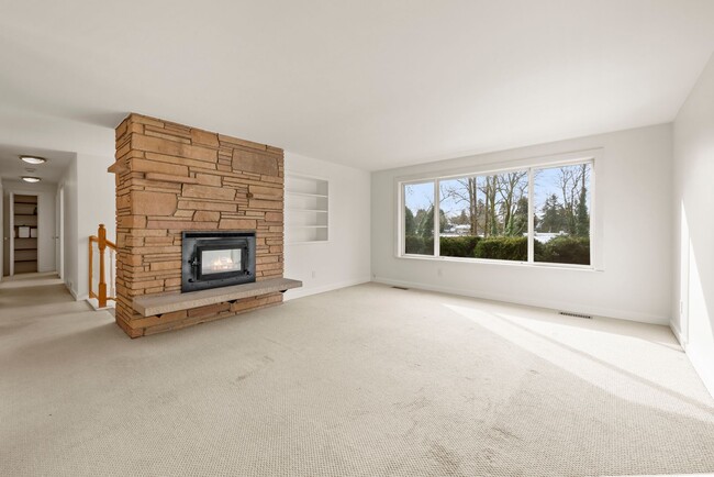 Photo - Beautiful 3 bed/2.5 bath Split Level Home – Close to Boeing & The Landing