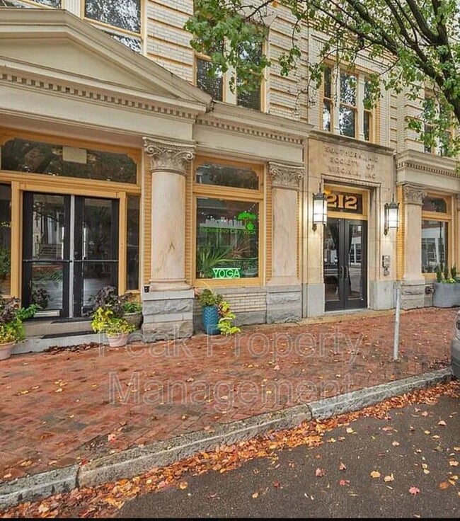 Building Photo - 212 E Clay St