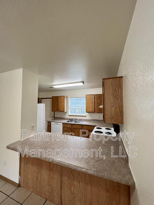 Photo - 856 Curtis Ave