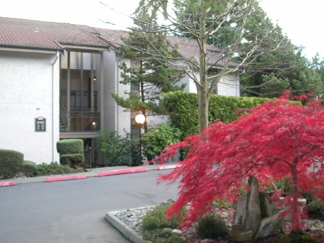 Building Photo - 10418 Northeast 32nd Place Unit C105