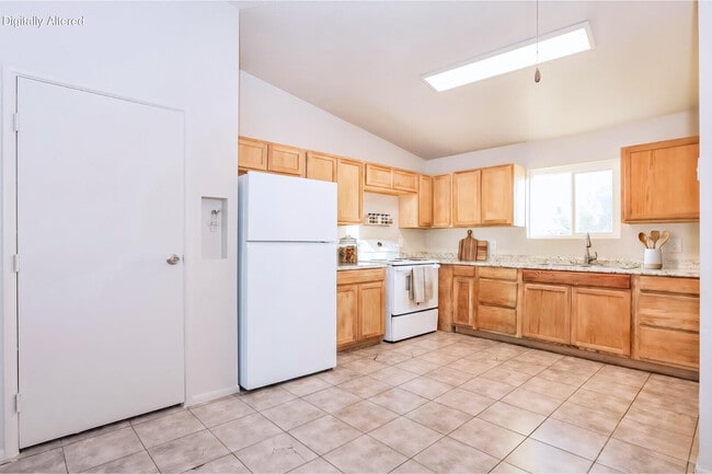 Photo - 465 W Ivyglen St Unidad Apt 112