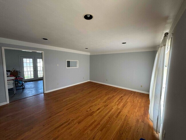 Photo - 206 W Roberts St