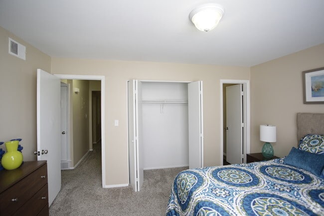 2BR, 2BA - 1025 SF