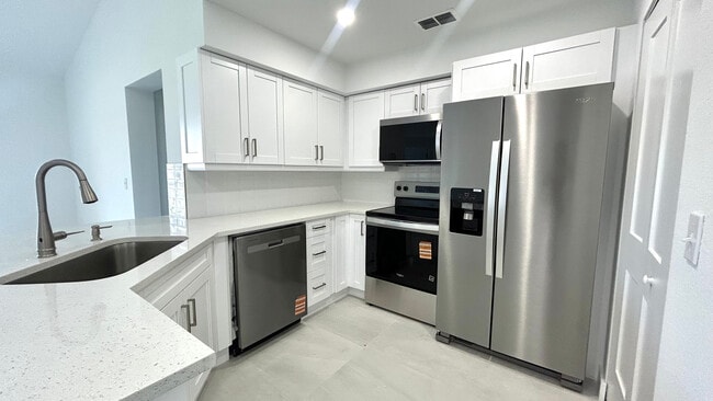 Building Photo - 8275 Ibis Club Dr Unit 705 Rental
