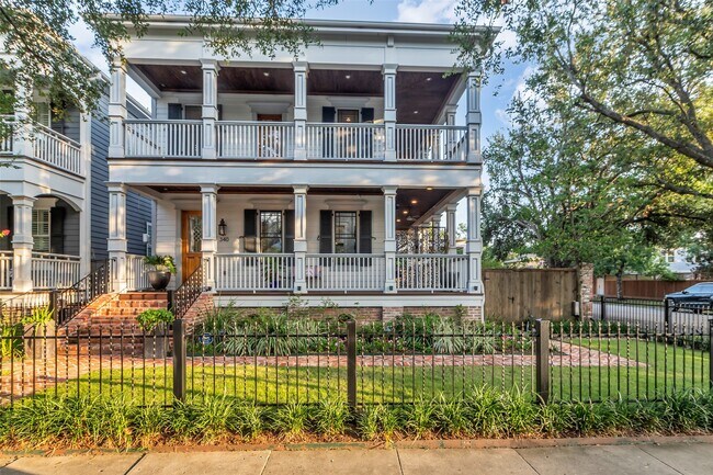 Photo - 340 W 17th St