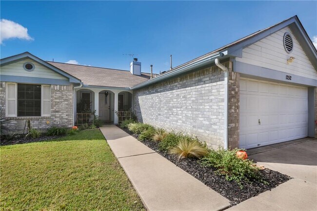 Photo - 1252 Lacey Oak Loop
