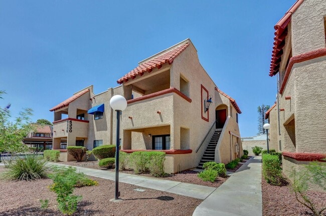Building Photo - Centrally located well appointed condominium Unit 86