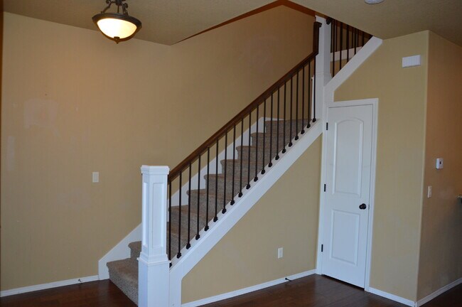 "Charming 3-Bed + Loft and 2 car garage Townhouse with Granite Elegance in Vancouver!"