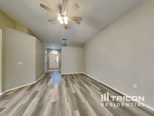 Photo - 2118 Deerfield Dr