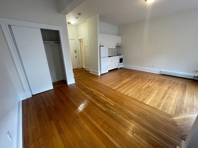 Photo - Avl NOW - No Fee! Sunny, oversized Studio ...