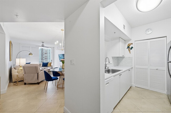 Photo - 3020 NE 32nd Ave Unidad 1103