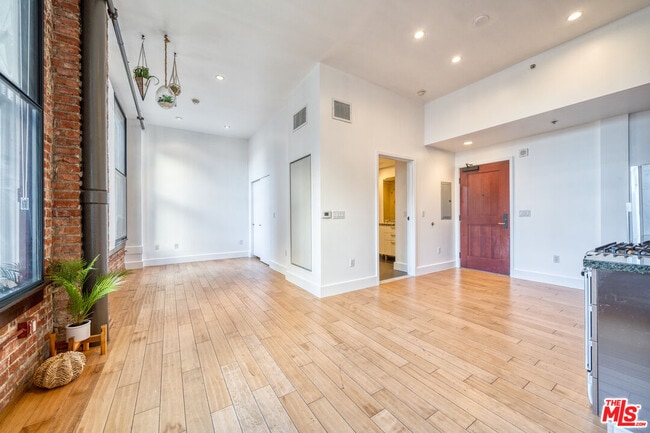 Photo - 460 S Spring St Unidad 206 Rental
