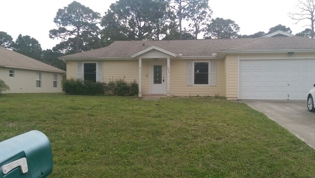 Building Photo - Pet friendly pool home with 3 bedrooms and...