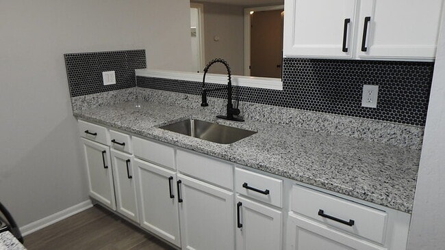 Photo - Charming 3 bedrooms and 1 bath home located on Elmwood Ave in Kansas City, MO