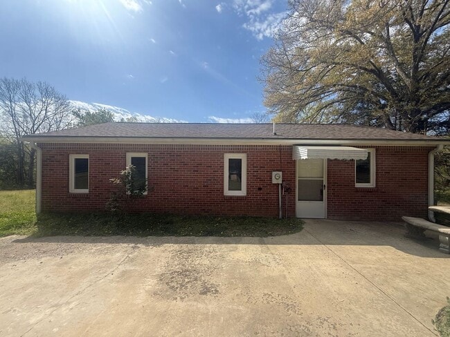 Building Photo - Peaceful Country Living on 2 Acres – 2BR Home in Chester