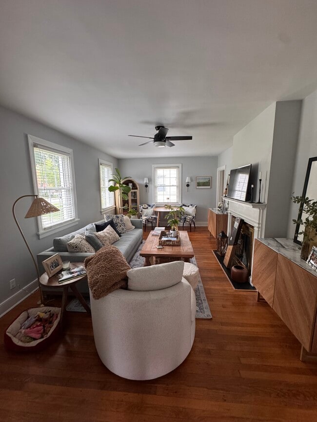 Living Room - 111 Matoaka Ct Unit Apt A