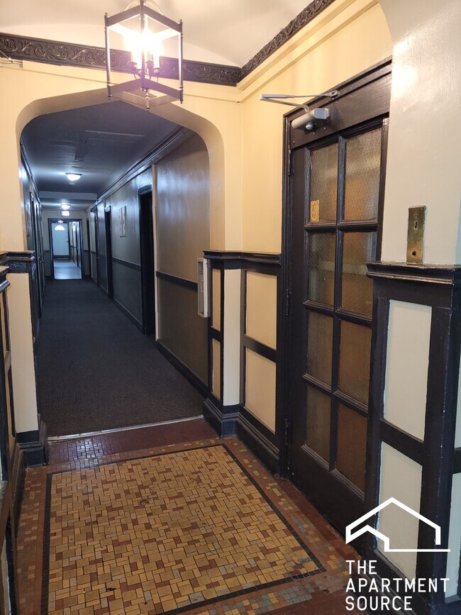 Photo - 948 W Cuyler Ave Unit 203