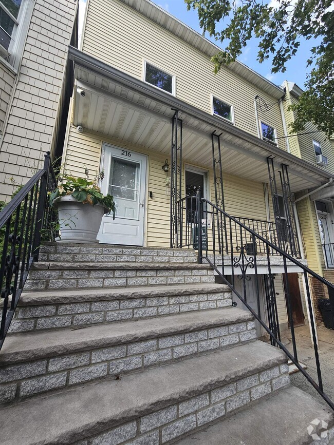 Building Photo - 216 Hutton St Rental