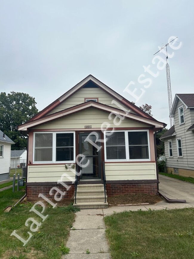 Building Photo - Charming 3-Bed, 1.5-Bath Home with Spaciou...