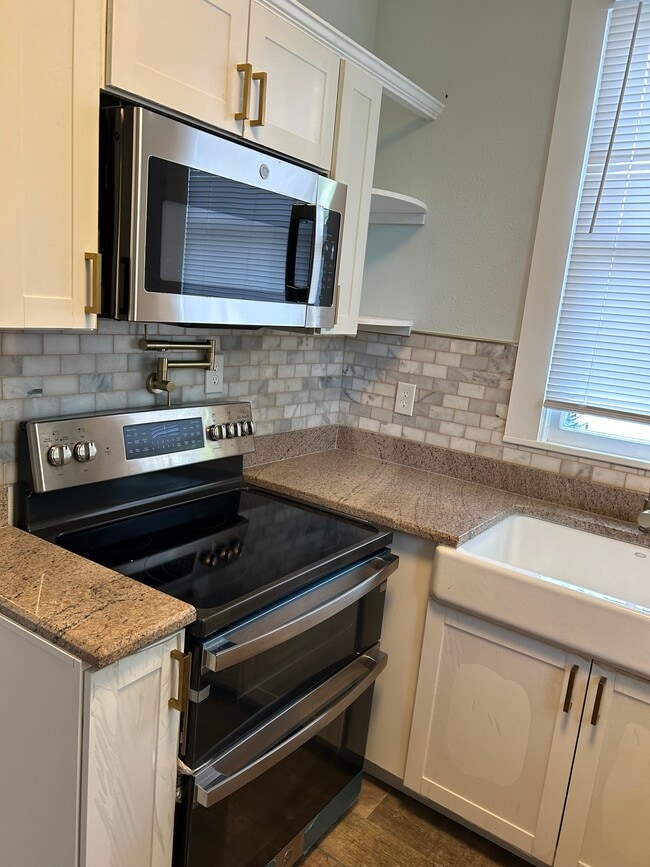 Building Photo - 1554 Lasalle St Rental
