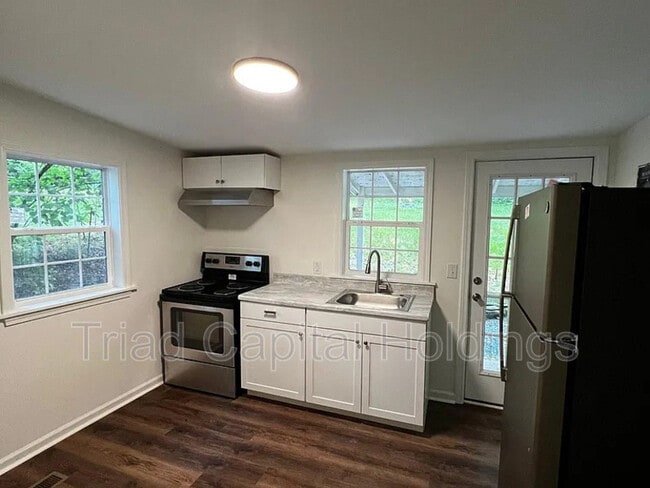 Photo - 4145 Lexwin Ave