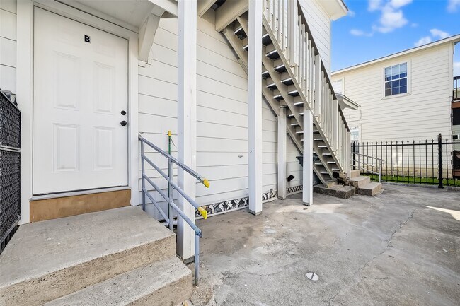 Photo - 2202 Hutchins St Unit B