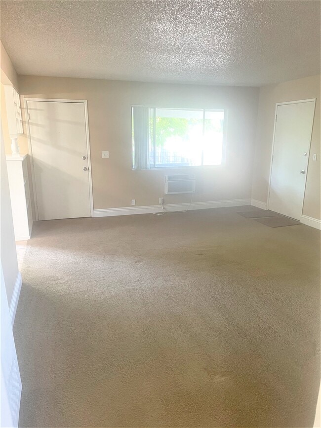 Photo - 587 Silverwood Ave Unidad J