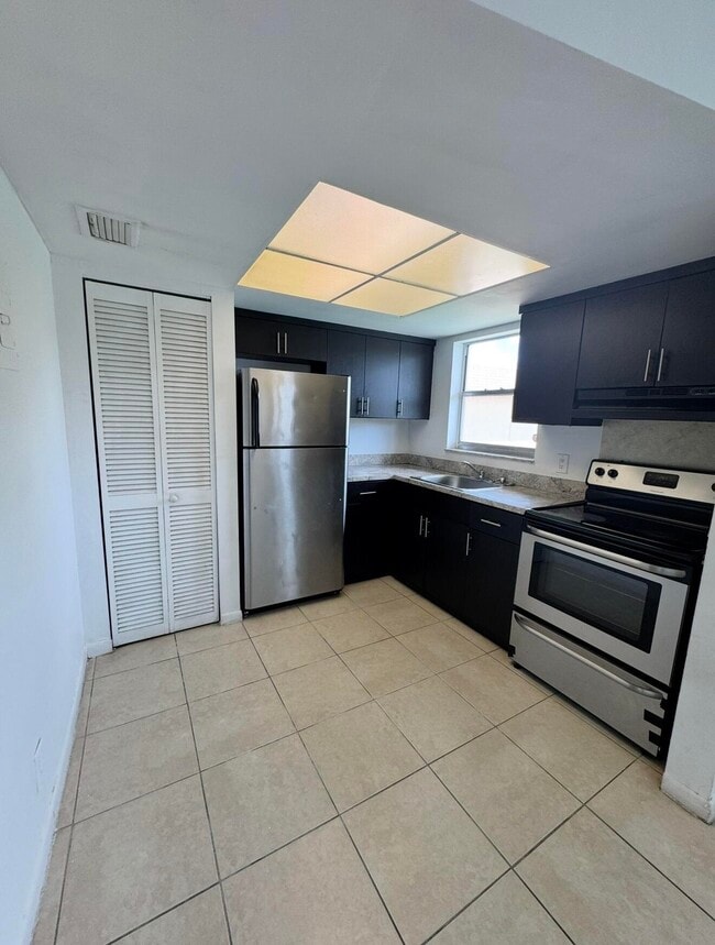 Building Photo - 101 NE 41st St Unit E85