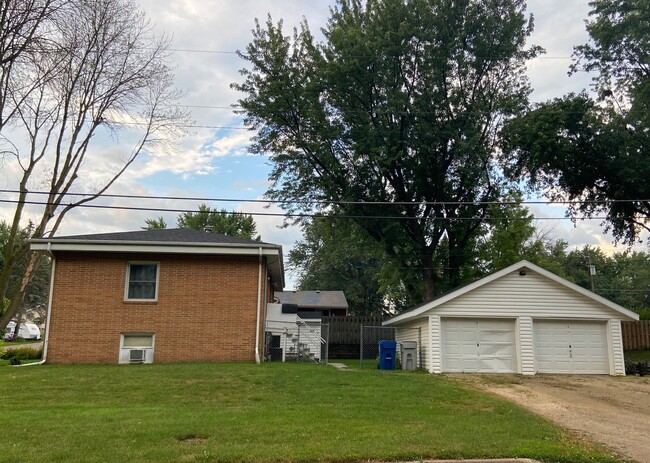 Garage - 821 1st Ave NW Unit B