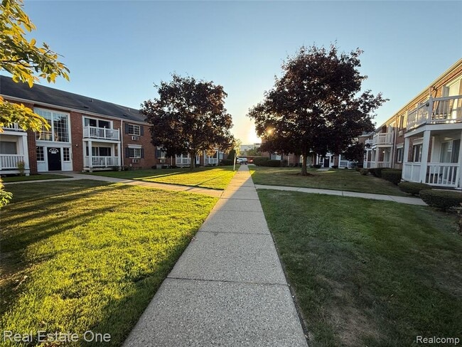 Photo - 2445 Torquay Ave Unit 209