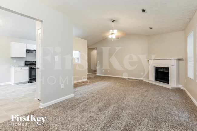 Photo - 206 Red Oak Dr